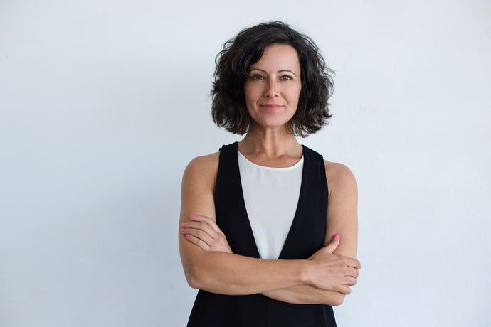 Caída del Cabello en la Menopausia: 6 Pasos para frenarla y Recuperar tu Pelo